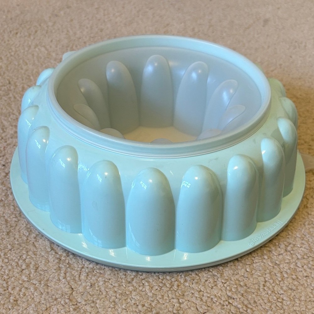 Vintage Tupperware jello mold - robins egg blue